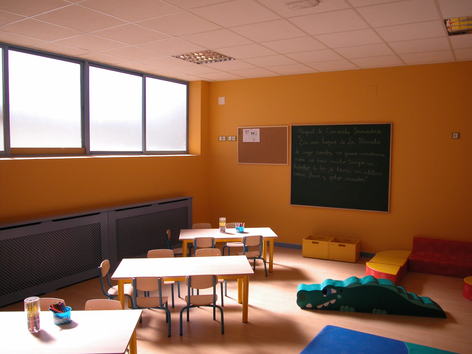 clase con pizarra de escuela infantil
